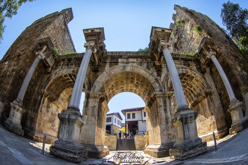 Hadrian Kapısı: Roma İmparatorluğu'nun İzleri